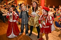 05 KsarvevalsBlauGold 2025-2-01 10  Samstags-Tour, 1. Februar - Unsere Tour begann beim Kinderkarneval des BdSJ Duisburg Buchholz. Von dort ging in die randvolle Glückauf-Halle in Homberg zur Damensitzung der Homburger Narrenzunft. Danach haben Mia und Lea ihr Heimspiel bei der Mädchensitzung der Stadtgarde im Gertrud-Bäumer-Berufskolleg. Im Eiltempo fuhren wir dann zur Fahrerstraße, wo im Kirchort die Damensitzung der Marxloher-Jecken auf uns wartete. Letzte Station dann wieder in der City. In der Gesamtschule an Falkstraße feierte KG Balu-Gold ihrer Prunksitzung. : DVPJ, Holger II, Kinderprinz Phil II., Prinzessin, Mia I., Prinzessin Mia I., HDK, Duisburg, Karneval, Helau, Tollität, Event, Session 2024, Session 2025, Hauptausschuss, Gemeinschaft, Hauptausschuss Karneval Duisburg, Duisburg ist echt