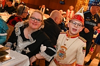05 KsarvevalsBlauGold 2025-2-01 12  Samstags-Tour, 1. Februar - Unsere Tour begann beim Kinderkarneval des BdSJ Duisburg Buchholz. Von dort ging in die randvolle Glückauf-Halle in Homberg zur Damensitzung der Homburger Narrenzunft. Danach haben Mia und Lea ihr Heimspiel bei der Mädchensitzung der Stadtgarde im Gertrud-Bäumer-Berufskolleg. Im Eiltempo fuhren wir dann zur Fahrerstraße, wo im Kirchort die Damensitzung der Marxloher-Jecken auf uns wartete. Letzte Station dann wieder in der City. In der Gesamtschule an Falkstraße feierte KG Balu-Gold ihrer Prunksitzung. : DVPJ, Holger II, Kinderprinz Phil II., Prinzessin, Mia I., Prinzessin Mia I., HDK, Duisburg, Karneval, Helau, Tollität, Event, Session 2024, Session 2025, Hauptausschuss, Gemeinschaft, Hauptausschuss Karneval Duisburg, Duisburg ist echt