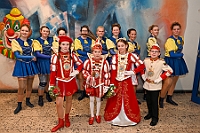 05 KsarvevalsBlauGold 2025-2-01 17  Samstags-Tour, 1. Februar - Unsere Tour begann beim Kinderkarneval des BdSJ Duisburg Buchholz. Von dort ging in die randvolle Glückauf-Halle in Homberg zur Damensitzung der Homburger Narrenzunft. Danach haben Mia und Lea ihr Heimspiel bei der Mädchensitzung der Stadtgarde im Gertrud-Bäumer-Berufskolleg. Im Eiltempo fuhren wir dann zur Fahrerstraße, wo im Kirchort die Damensitzung der Marxloher-Jecken auf uns wartete. Letzte Station dann wieder in der City. In der Gesamtschule an Falkstraße feierte KG Balu-Gold ihrer Prunksitzung. : DVPJ, Holger II, Kinderprinz Phil II., Prinzessin, Mia I., Prinzessin Mia I., HDK, Duisburg, Karneval, Helau, Tollität, Event, Session 2024, Session 2025, Hauptausschuss, Gemeinschaft, Hauptausschuss Karneval Duisburg, Duisburg ist echt