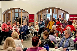01 Seniorkar Gnadenk 2025-02-02  02  Geburtstagskind ON TOUR - Zuerst steht der Besuch beim Seniorenkarneval in Neumühl in der Gnadenkirche auf dem Plan. Danach geht es in den ausverkauften Steinhof. Die Lebenshilfe veranstaltete im Kultur- und Bürgerzentrum Duisburg-Süd wieder ihre Integrative Karnevalssitzung. „Obelix“ Michel führte durch das bunte Programm.