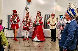 01 Seniorkar Gnadenk 2025-02-02  03  Geburtstagskind ON TOUR - Zuerst steht der Besuch beim Seniorenkarneval in Neumühl in der Gnadenkirche auf dem Plan. Danach geht es in den ausverkauften Steinhof. Die Lebenshilfe veranstaltete im Kultur- und Bürgerzentrum Duisburg-Süd wieder ihre Integrative Karnevalssitzung. „Obelix“ Michel führte durch das bunte Programm.