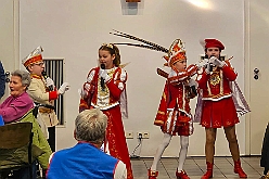 01 Seniorkar Gnadenk 2025-02-02  04  Geburtstagskind ON TOUR - Zuerst steht der Besuch beim Seniorenkarneval in Neumühl in der Gnadenkirche auf dem Plan. Danach geht es in den ausverkauften Steinhof. Die Lebenshilfe veranstaltete im Kultur- und Bürgerzentrum Duisburg-Süd wieder ihre Integrative Karnevalssitzung. „Obelix“ Michel führte durch das bunte Programm.