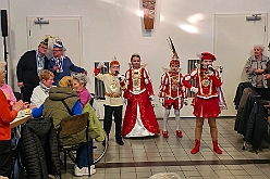 01 Seniorkar Gnadenk 2025-02-02  05  Geburtstagskind ON TOUR - Zuerst steht der Besuch beim Seniorenkarneval in Neumühl in der Gnadenkirche auf dem Plan. Danach geht es in den ausverkauften Steinhof. Die Lebenshilfe veranstaltete im Kultur- und Bürgerzentrum Duisburg-Süd wieder ihre Integrative Karnevalssitzung. „Obelix“ Michel führte durch das bunte Programm.