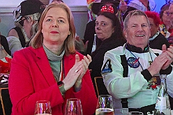 02 Lebenshilfe 2025-02-02  10  Geburtstagskind ON TOUR - Zuerst steht der Besuch beim Seniorenkarneval in Neumühl in der Gnadenkirche auf dem Plan. Danach geht es in den ausverkauften Steinhof. Die Lebenshilfe veranstaltete im Kultur- und Bürgerzentrum Duisburg-Süd wieder ihre Integrative Karnevalssitzung. „Obelix“ Michel führte durch das bunte Programm. : DVPJ, Holger II, Kinderprinz Phil II., Prinzessin, Mia I., Prinzessin Mia I., HDK, Duisburg, Karneval, Helau, Tollität, Event, Session 2024, Session 2025, Hauptausschuss, Gemeinschaft, Hauptausschuss Karneval Duisburg, Duisburg ist echt