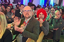 02 Lebenshilfe 2025-02-02  11  Geburtstagskind ON TOUR - Zuerst steht der Besuch beim Seniorenkarneval in Neumühl in der Gnadenkirche auf dem Plan. Danach geht es in den ausverkauften Steinhof. Die Lebenshilfe veranstaltete im Kultur- und Bürgerzentrum Duisburg-Süd wieder ihre Integrative Karnevalssitzung. „Obelix“ Michel führte durch das bunte Programm. : DVPJ, Holger II, Kinderprinz Phil II., Prinzessin, Mia I., Prinzessin Mia I., HDK, Duisburg, Karneval, Helau, Tollität, Event, Session 2024, Session 2025, Hauptausschuss, Gemeinschaft, Hauptausschuss Karneval Duisburg, Duisburg ist echt