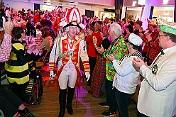 02 Lebenshilfe 2025-02-02  22  Geburtstagskind ON TOUR - Zuerst steht der Besuch beim Seniorenkarneval in Neumühl in der Gnadenkirche auf dem Plan. Danach geht es in den ausverkauften Steinhof. Die Lebenshilfe veranstaltete im Kultur- und Bürgerzentrum Duisburg-Süd wieder ihre Integrative Karnevalssitzung. „Obelix“ Michel führte durch das bunte Programm. : DVPJ, Holger II, Kinderprinz Phil II., Prinzessin, Mia I., Prinzessin Mia I., HDK, Duisburg, Karneval, Helau, Tollität, Event, Session 2024, Session 2025, Hauptausschuss, Gemeinschaft, Hauptausschuss Karneval Duisburg, Duisburg ist echt
