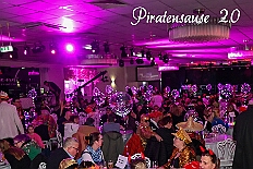 01 Piratensause 2025-02-07 01  Vom 7. , 8. und 9. Februar - Am Freitag kaperten wir die Bühne bei der Piratensause der Piraten des Südens. Samstag Abend zweimal Damensitzung. Zuerst bei  Prinzengarde und danach in den „Keller“ beim „Sonnigen Süden“. Später überraschten wir noch Mia Opa Joachim, dem Präääses der Stadtgarde. Sonntag Mittag dann zweimal Kinderkarneval. Zuerst die Kindersitzung beim „Sonnigen Süden“ und nach einer Gefechtspause zur Moerser  KG Humorica 69 e.V. ins „Haus Engeln“. : DVPJ, Holger II, Kinderprinz Phil II., Prinzessin, Mia I., Prinzessin Mia I., HDK, Duisburg, Karneval, Helau, Tollität, Event, Session 2024, Session 2025, Hauptausschuss, Gemeinschaft, Hauptausschuss Karneval Duisburg, Duisburg ist echt