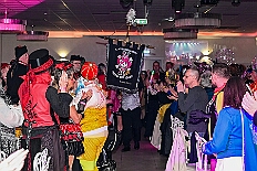01 Piratensause 2025-02-07 03  Vom 7. , 8. und 9. Februar - Am Freitag kaperten wir die Bühne bei der Piratensause der Piraten des Südens. Samstag Abend zweimal Damensitzung. Zuerst bei  Prinzengarde und danach in den „Keller“ beim „Sonnigen Süden“. Später überraschten wir noch Mia Opa Joachim, dem Präääses der Stadtgarde. Sonntag Mittag dann zweimal Kinderkarneval. Zuerst die Kindersitzung beim „Sonnigen Süden“ und nach einer Gefechtspause zur Moerser  KG Humorica 69 e.V. ins „Haus Engeln“. : DVPJ, Holger II, Kinderprinz Phil II., Prinzessin, Mia I., Prinzessin Mia I., HDK, Duisburg, Karneval, Helau, Tollität, Event, Session 2024, Session 2025, Hauptausschuss, Gemeinschaft, Hauptausschuss Karneval Duisburg, Duisburg ist echt