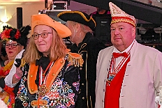 01 Piratensause 2025-02-07 15  Vom 7. , 8. und 9. Februar - Am Freitag kaperten wir die Bühne bei der Piratensause der Piraten des Südens. Samstag Abend zweimal Damensitzung. Zuerst bei  Prinzengarde und danach in den „Keller“ beim „Sonnigen Süden“. Später überraschten wir noch Mia Opa Joachim, dem Präääses der Stadtgarde. Sonntag Mittag dann zweimal Kinderkarneval. Zuerst die Kindersitzung beim „Sonnigen Süden“ und nach einer Gefechtspause zur Moerser  KG Humorica 69 e.V. ins „Haus Engeln“. : DVPJ, Holger II, Kinderprinz Phil II., Prinzessin, Mia I., Prinzessin Mia I., HDK, Duisburg, Karneval, Helau, Tollität, Event, Session 2024, Session 2025, Hauptausschuss, Gemeinschaft, Hauptausschuss Karneval Duisburg, Duisburg ist echt