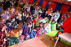 05 KindersSonnSuedL 2025-02-09 03  Vom 7. , 8. und 9. Februar - Am Freitag kaperten wir die Bühne bei der Piratensause der Piraten des Südens. Samstag Abend zweimal Damensitzung. Zuerst bei  Prinzengarde und danach in den „Keller“ beim „Sonnigen Süden“. Später überraschten wir noch Mia Opa Joachim, dem Präääses der Stadtgarde. Sonntag Mittag dann zweimal Kinderkarneval. Zuerst die Kindersitzung beim „Sonnigen Süden“ und nach einer Gefechtspause zur Moerser  KG Humorica 69 e.V. ins „Haus Engeln“. : DVPJ, Holger II, Kinderprinz Phil II., Prinzessin, Mia I., Prinzessin Mia I., HDK, Duisburg, Karneval, Helau, Tollität, Event, Session 2024, Session 2025, Hauptausschuss, Gemeinschaft, Hauptausschuss Karneval Duisburg, Duisburg ist echt