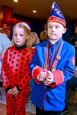 05 KindersSonnSuedL 2025-02-09 09  Vom 7. , 8. und 9. Februar - Am Freitag kaperten wir die Bühne bei der Piratensause der Piraten des Südens. Samstag Abend zweimal Damensitzung. Zuerst bei  Prinzengarde und danach in den „Keller“ beim „Sonnigen Süden“. Später überraschten wir noch Mia Opa Joachim, dem Präääses der Stadtgarde. Sonntag Mittag dann zweimal Kinderkarneval. Zuerst die Kindersitzung beim „Sonnigen Süden“ und nach einer Gefechtspause zur Moerser  KG Humorica 69 e.V. ins „Haus Engeln“. : DVPJ, Holger II, Kinderprinz Phil II., Prinzessin, Mia I., Prinzessin Mia I., HDK, Duisburg, Karneval, Helau, Tollität, Event, Session 2024, Session 2025, Hauptausschuss, Gemeinschaft, Hauptausschuss Karneval Duisburg, Duisburg ist echt