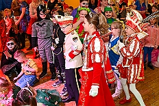 05 KindersSonnSuedL 2025-02-09 14  Vom 7. , 8. und 9. Februar - Am Freitag kaperten wir die Bühne bei der Piratensause der Piraten des Südens. Samstag Abend zweimal Damensitzung. Zuerst bei  Prinzengarde und danach in den „Keller“ beim „Sonnigen Süden“. Später überraschten wir noch Mia Opa Joachim, dem Präääses der Stadtgarde. Sonntag Mittag dann zweimal Kinderkarneval. Zuerst die Kindersitzung beim „Sonnigen Süden“ und nach einer Gefechtspause zur Moerser  KG Humorica 69 e.V. ins „Haus Engeln“. : DVPJ, Holger II, Kinderprinz Phil II., Prinzessin, Mia I., Prinzessin Mia I., HDK, Duisburg, Karneval, Helau, Tollität, Event, Session 2024, Session 2025, Hauptausschuss, Gemeinschaft, Hauptausschuss Karneval Duisburg, Duisburg ist echt