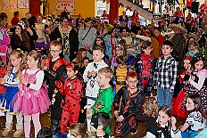 05 KindersSonnSuedL 2025-02-09 20  Vom 7. , 8. und 9. Februar - Am Freitag kaperten wir die Bühne bei der Piratensause der Piraten des Südens. Samstag Abend zweimal Damensitzung. Zuerst bei  Prinzengarde und danach in den „Keller“ beim „Sonnigen Süden“. Später überraschten wir noch Mia Opa Joachim, dem Präääses der Stadtgarde. Sonntag Mittag dann zweimal Kinderkarneval. Zuerst die Kindersitzung beim „Sonnigen Süden“ und nach einer Gefechtspause zur Moerser  KG Humorica 69 e.V. ins „Haus Engeln“. : DVPJ, Holger II, Kinderprinz Phil II., Prinzessin, Mia I., Prinzessin Mia I., HDK, Duisburg, Karneval, Helau, Tollität, Event, Session 2024, Session 2025, Hauptausschuss, Gemeinschaft, Hauptausschuss Karneval Duisburg, Duisburg ist echt