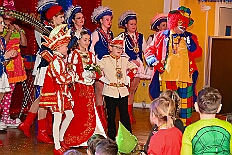 05 KindersSonnSuedL 2025-02-09 25  Vom 7. , 8. und 9. Februar - Am Freitag kaperten wir die Bühne bei der Piratensause der Piraten des Südens. Samstag Abend zweimal Damensitzung. Zuerst bei  Prinzengarde und danach in den „Keller“ beim „Sonnigen Süden“. Später überraschten wir noch Mia Opa Joachim, dem Präääses der Stadtgarde. Sonntag Mittag dann zweimal Kinderkarneval. Zuerst die Kindersitzung beim „Sonnigen Süden“ und nach einer Gefechtspause zur Moerser  KG Humorica 69 e.V. ins „Haus Engeln“. : DVPJ, Holger II, Kinderprinz Phil II., Prinzessin, Mia I., Prinzessin Mia I., HDK, Duisburg, Karneval, Helau, Tollität, Event, Session 2024, Session 2025, Hauptausschuss, Gemeinschaft, Hauptausschuss Karneval Duisburg, Duisburg ist echt