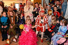 06 KindersHumorica 2025-02-09 17  Vom 7. , 8. und 9. Februar - Am Freitag kaperten wir die Bühne bei der Piratensause der Piraten des Südens. Samstag Abend zweimal Damensitzung. Zuerst bei  Prinzengarde und danach in den „Keller“ beim „Sonnigen Süden“. Später überraschten wir noch Mia Opa Joachim, dem Präääses der Stadtgarde. Sonntag Mittag dann zweimal Kinderkarneval. Zuerst die Kindersitzung beim „Sonnigen Süden“ und nach einer Gefechtspause zur Moerser  KG Humorica 69 e.V. ins „Haus Engeln“. : DVPJ, Holger II, Kinderprinz Phil II., Prinzessin, Mia I., Prinzessin Mia I., HDK, Duisburg, Karneval, Helau, Tollität, Event, Session 2024, Session 2025, Hauptausschuss, Gemeinschaft, Hauptausschuss Karneval Duisburg, Duisburg ist echt