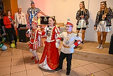 06 KindersHumorica 2025-02-09 20  Vom 7. , 8. und 9. Februar - Am Freitag kaperten wir die Bühne bei der Piratensause der Piraten des Südens. Samstag Abend zweimal Damensitzung. Zuerst bei  Prinzengarde und danach in den „Keller“ beim „Sonnigen Süden“. Später überraschten wir noch Mia Opa Joachim, dem Präääses der Stadtgarde. Sonntag Mittag dann zweimal Kinderkarneval. Zuerst die Kindersitzung beim „Sonnigen Süden“ und nach einer Gefechtspause zur Moerser  KG Humorica 69 e.V. ins „Haus Engeln“. : DVPJ, Holger II, Kinderprinz Phil II., Prinzessin, Mia I., Prinzessin Mia I., HDK, Duisburg, Karneval, Helau, Tollität, Event, Session 2024, Session 2025, Hauptausschuss, Gemeinschaft, Hauptausschuss Karneval Duisburg, Duisburg ist echt