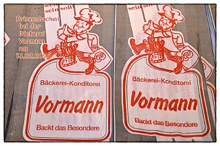 01 Prinzenbacken 2025-02-13 01  Tradition, Tradition, Tradition - Am Donnerstag, 13.2., Prinzenbacken in der Bäckerei und Konditorei „Vormann“, mit Familienreicher Tradition. Die Verleihung des Ehrentitels „Bürger des Jahres“ ist Tradition beim HDK. In diesem Jahr wurde der Titel an Herrn Frank Wittig im Kultur- und Bürgerzentrum Duisburg-Süd Steinhof Huckingen e.V. verliehen. : DVPJ, Holger II, Kinderprinz Phil II., Prinzessin, Mia I., Prinzessin Mia I., HDK, Duisburg, Karneval, Helau, Tollität, Event, Session 2024, Session 2025, Hauptausschuss, Gemeinschaft, Hauptausschuss Karneval Duisburg, Duisburg ist echt