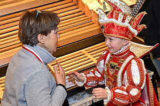 01 Prinzenbacken 2025-02-13 03  Tradition, Tradition, Tradition - Am Donnerstag, 13.2., Prinzenbacken in der Bäckerei und Konditorei „Vormann“, mit Familienreicher Tradition. Die Verleihung des Ehrentitels „Bürger des Jahres“ ist Tradition beim HDK. In diesem Jahr wurde der Titel an Herrn Frank Wittig im Kultur- und Bürgerzentrum Duisburg-Süd Steinhof Huckingen e.V. verliehen. : DVPJ, Holger II, Kinderprinz Phil II., Prinzessin, Mia I., Prinzessin Mia I., HDK, Duisburg, Karneval, Helau, Tollität, Event, Session 2024, Session 2025, Hauptausschuss, Gemeinschaft, Hauptausschuss Karneval Duisburg, Duisburg ist echt