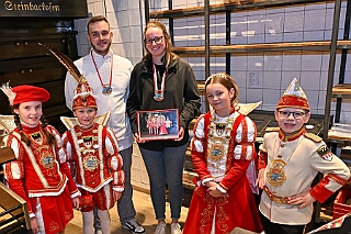 01 Prinzenbacken 2025-02-13 04  Tradition, Tradition, Tradition - Am Donnerstag, 13.2., Prinzenbacken in der Bäckerei und Konditorei „Vormann“, mit Familienreicher Tradition. Die Verleihung des Ehrentitels „Bürger des Jahres“ ist Tradition beim HDK. In diesem Jahr wurde der Titel an Herrn Frank Wittig im Kultur- und Bürgerzentrum Duisburg-Süd Steinhof Huckingen e.V. verliehen. : DVPJ, Holger II, Kinderprinz Phil II., Prinzessin, Mia I., Prinzessin Mia I., HDK, Duisburg, Karneval, Helau, Tollität, Event, Session 2024, Session 2025, Hauptausschuss, Gemeinschaft, Hauptausschuss Karneval Duisburg, Duisburg ist echt