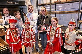 01 Prinzenbacken 2025-02-13 05  Tradition, Tradition, Tradition - Am Donnerstag, 13.2., Prinzenbacken in der Bäckerei und Konditorei „Vormann“, mit Familienreicher Tradition. Die Verleihung des Ehrentitels „Bürger des Jahres“ ist Tradition beim HDK. In diesem Jahr wurde der Titel an Herrn Frank Wittig im Kultur- und Bürgerzentrum Duisburg-Süd Steinhof Huckingen e.V. verliehen. : DVPJ, Holger II, Kinderprinz Phil II., Prinzessin, Mia I., Prinzessin Mia I., HDK, Duisburg, Karneval, Helau, Tollität, Event, Session 2024, Session 2025, Hauptausschuss, Gemeinschaft, Hauptausschuss Karneval Duisburg, Duisburg ist echt