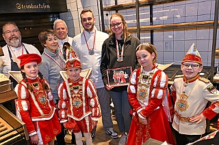 01 Prinzenbacken 2025-02-13 06  Tradition, Tradition, Tradition - Am Donnerstag, 13.2., Prinzenbacken in der Bäckerei und Konditorei „Vormann“, mit Familienreicher Tradition. Die Verleihung des Ehrentitels „Bürger des Jahres“ ist Tradition beim HDK. In diesem Jahr wurde der Titel an Herrn Frank Wittig im Kultur- und Bürgerzentrum Duisburg-Süd Steinhof Huckingen e.V. verliehen. : DVPJ, Holger II, Kinderprinz Phil II., Prinzessin, Mia I., Prinzessin Mia I., HDK, Duisburg, Karneval, Helau, Tollität, Event, Session 2024, Session 2025, Hauptausschuss, Gemeinschaft, Hauptausschuss Karneval Duisburg, Duisburg ist echt