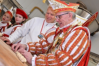 01 Prinzenbacken 2025-02-13 07  Tradition, Tradition, Tradition - Am Donnerstag, 13.2., Prinzenbacken in der Bäckerei und Konditorei „Vormann“, mit Familienreicher Tradition. Die Verleihung des Ehrentitels „Bürger des Jahres“ ist Tradition beim HDK. In diesem Jahr wurde der Titel an Herrn Frank Wittig im Kultur- und Bürgerzentrum Duisburg-Süd Steinhof Huckingen e.V. verliehen. : DVPJ, Holger II, Kinderprinz Phil II., Prinzessin, Mia I., Prinzessin Mia I., HDK, Duisburg, Karneval, Helau, Tollität, Event, Session 2024, Session 2025, Hauptausschuss, Gemeinschaft, Hauptausschuss Karneval Duisburg, Duisburg ist echt