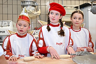 01 Prinzenbacken 2025-02-13 08  Tradition, Tradition, Tradition - Am Donnerstag, 13.2., Prinzenbacken in der Bäckerei und Konditorei „Vormann“, mit Familienreicher Tradition. Die Verleihung des Ehrentitels „Bürger des Jahres“ ist Tradition beim HDK. In diesem Jahr wurde der Titel an Herrn Frank Wittig im Kultur- und Bürgerzentrum Duisburg-Süd Steinhof Huckingen e.V. verliehen. : DVPJ, Holger II, Kinderprinz Phil II., Prinzessin, Mia I., Prinzessin Mia I., HDK, Duisburg, Karneval, Helau, Tollität, Event, Session 2024, Session 2025, Hauptausschuss, Gemeinschaft, Hauptausschuss Karneval Duisburg, Duisburg ist echt