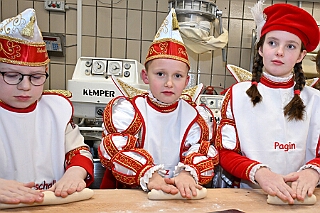 01 Prinzenbacken 2025-02-13 09  Tradition, Tradition, Tradition - Am Donnerstag, 13.2., Prinzenbacken in der Bäckerei und Konditorei „Vormann“, mit Familienreicher Tradition. Die Verleihung des Ehrentitels „Bürger des Jahres“ ist Tradition beim HDK. In diesem Jahr wurde der Titel an Herrn Frank Wittig im Kultur- und Bürgerzentrum Duisburg-Süd Steinhof Huckingen e.V. verliehen. : DVPJ, Holger II, Kinderprinz Phil II., Prinzessin, Mia I., Prinzessin Mia I., HDK, Duisburg, Karneval, Helau, Tollität, Event, Session 2024, Session 2025, Hauptausschuss, Gemeinschaft, Hauptausschuss Karneval Duisburg, Duisburg ist echt