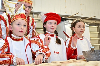 01 Prinzenbacken 2025-02-13 10  Tradition, Tradition, Tradition - Am Donnerstag, 13.2., Prinzenbacken in der Bäckerei und Konditorei „Vormann“, mit Familienreicher Tradition. Die Verleihung des Ehrentitels „Bürger des Jahres“ ist Tradition beim HDK. In diesem Jahr wurde der Titel an Herrn Frank Wittig im Kultur- und Bürgerzentrum Duisburg-Süd Steinhof Huckingen e.V. verliehen. : DVPJ, Holger II, Kinderprinz Phil II., Prinzessin, Mia I., Prinzessin Mia I., HDK, Duisburg, Karneval, Helau, Tollität, Event, Session 2024, Session 2025, Hauptausschuss, Gemeinschaft, Hauptausschuss Karneval Duisburg, Duisburg ist echt