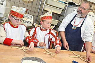 01 Prinzenbacken 2025-02-13 11  Tradition, Tradition, Tradition - Am Donnerstag, 13.2., Prinzenbacken in der Bäckerei und Konditorei „Vormann“, mit Familienreicher Tradition. Die Verleihung des Ehrentitels „Bürger des Jahres“ ist Tradition beim HDK. In diesem Jahr wurde der Titel an Herrn Frank Wittig im Kultur- und Bürgerzentrum Duisburg-Süd Steinhof Huckingen e.V. verliehen. : DVPJ, Holger II, Kinderprinz Phil II., Prinzessin, Mia I., Prinzessin Mia I., HDK, Duisburg, Karneval, Helau, Tollität, Event, Session 2024, Session 2025, Hauptausschuss, Gemeinschaft, Hauptausschuss Karneval Duisburg, Duisburg ist echt