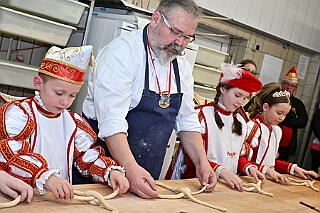 01 Prinzenbacken 2025-02-13 12  Tradition, Tradition, Tradition - Am Donnerstag, 13.2., Prinzenbacken in der Bäckerei und Konditorei „Vormann“, mit Familienreicher Tradition. Die Verleihung des Ehrentitels „Bürger des Jahres“ ist Tradition beim HDK. In diesem Jahr wurde der Titel an Herrn Frank Wittig im Kultur- und Bürgerzentrum Duisburg-Süd Steinhof Huckingen e.V. verliehen. : DVPJ, Holger II, Kinderprinz Phil II., Prinzessin, Mia I., Prinzessin Mia I., HDK, Duisburg, Karneval, Helau, Tollität, Event, Session 2024, Session 2025, Hauptausschuss, Gemeinschaft, Hauptausschuss Karneval Duisburg, Duisburg ist echt