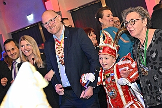 02 BdJ 2025-02-13 12  Tradition, Tradition, Tradition - Am Donnerstag, 13.2., Prinzenbacken in der Bäckerei und Konditorei „Vormann“, mit Familienreicher Tradition. Die Verleihung des Ehrentitels „Bürger des Jahres“ ist Tradition beim HDK. In diesem Jahr wurde der Titel an Herrn Frank Wittig im Kultur- und Bürgerzentrum Duisburg-Süd Steinhof Huckingen e.V. verliehen. : DVPJ, Holger II, Kinderprinz Phil II., Prinzessin, Mia I., Prinzessin Mia I., HDK, Duisburg, Karneval, Helau, Tollität, Event, Session 2024, Session 2025, Hauptausschuss, Gemeinschaft, Hauptausschuss Karneval Duisburg, Duisburg ist echt