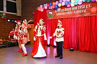 02 Kostuemf OpDeHippeHoeh 2025-02-15 16 09  Der Samstag 15. & Sonntag 16. Februar Es geht am Samstag los im Norden in der Clauberg-Halle mit dem Kostümfest von der 1. Gr. KG Rot-Weiss Hamborn-Marxloh. Danach in Windeseile in den Süden, nach Großenbaum. Auch ein Kostümfest, das der KG Op de Hippe Höh. Am Sonntagmorgen dann zum Reinhard-und-Max-Mannesmann-Gymnasium. Dort ist die Damensitzung der KG Alle Mann an Bord, « Die Blauen blauen Jungs ». Am Nachmittag dann noch zum Kinderkarneval der KKG Wehofen. : DVPJ, Holger II, Kinderprinz Phil II., Prinzessin, Mia I., Prinzessin Mia I., HDK, Duisburg, Karneval, Helau, Tollität, Event, Session 2024, Session 2025, Hauptausschuss, Gemeinschaft, Hauptausschuss Karneval Duisburg, Duisburg ist echt