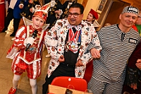 02 Kostuemf OpDeHippeHoeh 2025-02-15 16 19  Der Samstag 15. & Sonntag 16. Februar Es geht am Samstag los im Norden in der Clauberg-Halle mit dem Kostümfest von der 1. Gr. KG Rot-Weiss Hamborn-Marxloh. Danach in Windeseile in den Süden, nach Großenbaum. Auch ein Kostümfest, das der KG Op de Hippe Höh. Am Sonntagmorgen dann zum Reinhard-und-Max-Mannesmann-Gymnasium. Dort ist die Damensitzung der KG Alle Mann an Bord, « Die Blauen blauen Jungs ». Am Nachmittag dann noch zum Kinderkarneval der KKG Wehofen. : DVPJ, Holger II, Kinderprinz Phil II., Prinzessin, Mia I., Prinzessin Mia I., HDK, Duisburg, Karneval, Helau, Tollität, Event, Session 2024, Session 2025, Hauptausschuss, Gemeinschaft, Hauptausschuss Karneval Duisburg, Duisburg ist echt