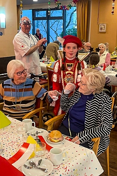 01 Senior StHedwig 2025-02-17 03  Seniorenkarneval und Sponsorenbesuch - Am Montag 17. Februar machte die Stadtgarde eine Veranstaltung für Senioren im Malterser-Stift St. Hedwig in Huckingen. Wir waren dort dabei. Danach ging zum Sponsorenbesuch bei „FAIR SPORT“.