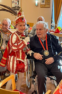 01 Senior StHedwig 2025-02-17 05  Seniorenkarneval und Sponsorenbesuch - Am Montag 17. Februar machte die Stadtgarde eine Veranstaltung für Senioren im Malterser-Stift St. Hedwig in Huckingen. Wir waren dort dabei. Danach ging zum Sponsorenbesuch bei „FAIR SPORT“.