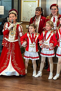 01 Senior StHedwig 2025-02-17 06  Seniorenkarneval und Sponsorenbesuch - Am Montag 17. Februar machte die Stadtgarde eine Veranstaltung für Senioren im Malterser-Stift St. Hedwig in Huckingen. Wir waren dort dabei. Danach ging zum Sponsorenbesuch bei „FAIR SPORT“.