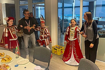 02 FairSport 2025-02-17 02  Seniorenkarneval und Sponsorenbesuch - Am Montag 17. Februar machte die Stadtgarde eine Veranstaltung für Senioren im Malterser-Stift St. Hedwig in Huckingen. Wir waren dort dabei. Danach ging zum Sponsorenbesuch bei „FAIR SPORT“.