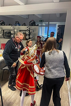 02 FairSport 2025-02-17 03  Seniorenkarneval und Sponsorenbesuch - Am Montag 17. Februar machte die Stadtgarde eine Veranstaltung für Senioren im Malterser-Stift St. Hedwig in Huckingen. Wir waren dort dabei. Danach ging zum Sponsorenbesuch bei „FAIR SPORT“.