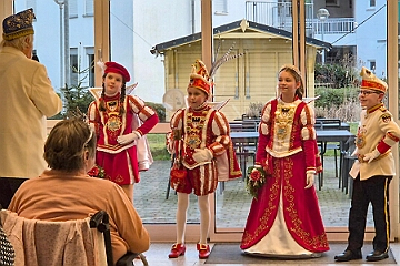 01 JohanniterSerniork 2025-02-18 01  Zwei mal Seniorenkarneval 18. Februar  - Wir besuchen zuerst an der Wildstraße das Seniorenhaus vom Johanniter-Stift Duisburg-Neudorf. Danach fahren wir nach Duisburg-Huckingen zum karnvalistischem Nachmittag der KFD St. Peter und Paul Gemeinde.