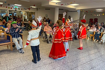 01 JohanniterSerniork 2025-02-18 02  Zwei mal Seniorenkarneval 18. Februar  - Wir besuchen zuerst an der Wildstraße das Seniorenhaus vom Johanniter-Stift Duisburg-Neudorf. Danach fahren wir nach Duisburg-Huckingen zum karnvalistischem Nachmittag der KFD St. Peter und Paul Gemeinde.