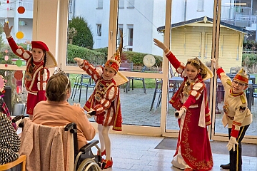 01 JohanniterSerniork 2025-02-18 03  Zwei mal Seniorenkarneval 18. Februar  - Wir besuchen zuerst an der Wildstraße das Seniorenhaus vom Johanniter-Stift Duisburg-Neudorf. Danach fahren wir nach Duisburg-Huckingen zum karnvalistischem Nachmittag der KFD St. Peter und Paul Gemeinde.