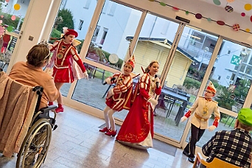 01 JohanniterSerniork 2025-02-18 04  Zwei mal Seniorenkarneval 18. Februar  - Wir besuchen zuerst an der Wildstraße das Seniorenhaus vom Johanniter-Stift Duisburg-Neudorf. Danach fahren wir nach Duisburg-Huckingen zum karnvalistischem Nachmittag der KFD St. Peter und Paul Gemeinde.