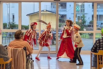 01 JohanniterSerniork 2025-02-18 05  Zwei mal Seniorenkarneval 18. Februar  - Wir besuchen zuerst an der Wildstraße das Seniorenhaus vom Johanniter-Stift Duisburg-Neudorf. Danach fahren wir nach Duisburg-Huckingen zum karnvalistischem Nachmittag der KFD St. Peter und Paul Gemeinde.