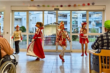01 JohanniterSerniork 2025-02-18 06  Zwei mal Seniorenkarneval 18. Februar  - Wir besuchen zuerst an der Wildstraße das Seniorenhaus vom Johanniter-Stift Duisburg-Neudorf. Danach fahren wir nach Duisburg-Huckingen zum karnvalistischem Nachmittag der KFD St. Peter und Paul Gemeinde.