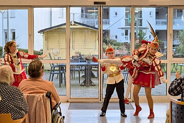 01 JohanniterSerniork 2025-02-18 07  Zwei mal Seniorenkarneval 18. Februar  - Wir besuchen zuerst an der Wildstraße das Seniorenhaus vom Johanniter-Stift Duisburg-Neudorf. Danach fahren wir nach Duisburg-Huckingen zum karnvalistischem Nachmittag der KFD St. Peter und Paul Gemeinde.
