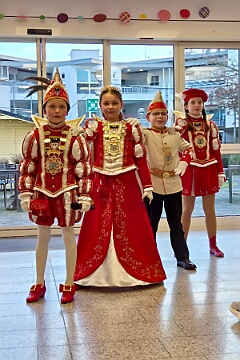 01 JohanniterSerniork 2025-02-18 08  Zwei mal Seniorenkarneval 18. Februar  - Wir besuchen zuerst an der Wildstraße das Seniorenhaus vom Johanniter-Stift Duisburg-Neudorf. Danach fahren wir nach Duisburg-Huckingen zum karnvalistischem Nachmittag der KFD St. Peter und Paul Gemeinde.