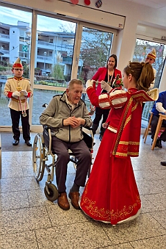 01 JohanniterSerniork 2025-02-18 09  Zwei mal Seniorenkarneval 18. Februar  - Wir besuchen zuerst an der Wildstraße das Seniorenhaus vom Johanniter-Stift Duisburg-Neudorf. Danach fahren wir nach Duisburg-Huckingen zum karnvalistischem Nachmittag der KFD St. Peter und Paul Gemeinde.