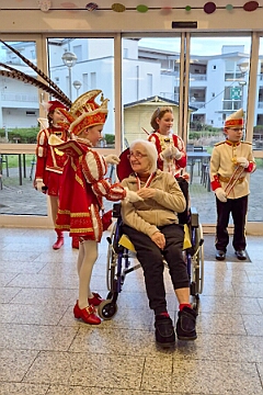 01 JohanniterSerniork 2025-02-18 10  Zwei mal Seniorenkarneval 18. Februar  - Wir besuchen zuerst an der Wildstraße das Seniorenhaus vom Johanniter-Stift Duisburg-Neudorf. Danach fahren wir nach Duisburg-Huckingen zum karnvalistischem Nachmittag der KFD St. Peter und Paul Gemeinde.
