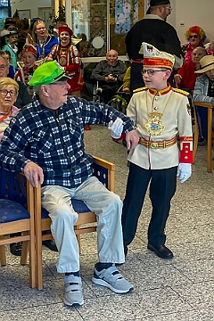 01 JohanniterSerniork 2025-02-18 11  Zwei mal Seniorenkarneval 18. Februar  - Wir besuchen zuerst an der Wildstraße das Seniorenhaus vom Johanniter-Stift Duisburg-Neudorf. Danach fahren wir nach Duisburg-Huckingen zum karnvalistischem Nachmittag der KFD St. Peter und Paul Gemeinde.